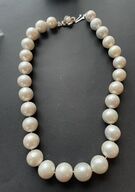 Ferskvandsperlekæde i rosa med forgyldt sølvlås