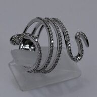 Slangering af 14 kt. hvidguld prydet med brillantslebne diamanter