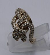 Diamantring i form af to sammenflettede slanger af 14 kt guld