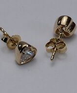 Et par ørestikker af 14 kt guld, hver prydet med en laboratorieskabt diamant, samlet ca 0.79 ct,