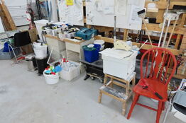 Indhold langs væg af diverse rengøringsartikler mv. 