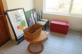 Indhold i hjørne af diverse stole, malerier mv.