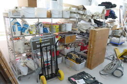 Indhold i reol af diverse tæpper, maling, diverse ruller mv.