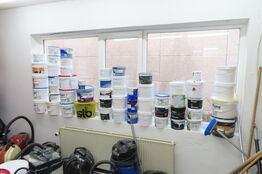 Indhold i vindue af diverse maling mv.