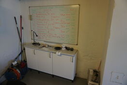 Skab & Whiteboard