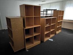 Diverse skabe samt reoler 