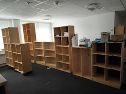 Diverse skabe samt reoler 