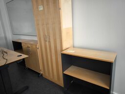 2 stk. skabe samt 2 stk. reoler