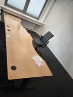 2 stk. el. hæve/sænke skriveborde samt kontorstol 