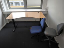 2 stk. kontorstole samt el. hæve/sænke skrivebord