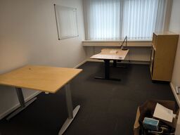 El. hæve/sænke skriveborde samt skab 