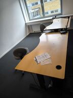 2 stk. el. hæve/sænke skriveborde samt 2 stk. kontorstole HÅG 