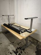 2 stk. el. hæve/sænke skriveborde (defekt)