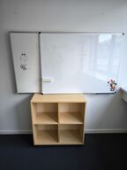 Reol samt 2 stk. whiteboards