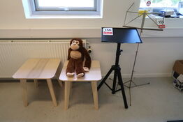 2 stk. Borde & 2 stk. stativer 