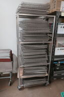 Stålvogn på hjul inkl. indhold