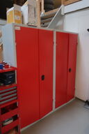 2 stk. skabe med indhold