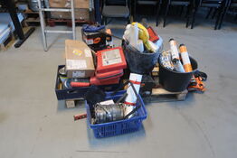 Palle med byggematrialer og værktæj