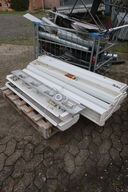 2 paller med lamper og div. Jern affald