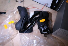 2 stk. skiftegreb og bremse SHIMANO 105 11sp, 