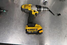 Akku bore/skruemaskine DEWALT med batteri