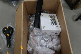 Kasse med div. cykeludstyr