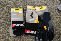 2 par cykelstrømper samt handsker GRIPGRAB