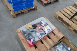 Kasse med diverse bor mv. 