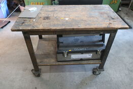Arbejdsbord inkl. indhold