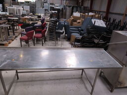 Lange indistrikøkkenbord med vask i højre side