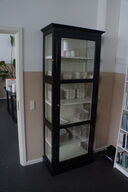 Vitrineskab med diverse service