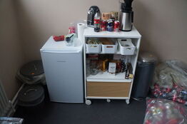 Køleskab, reol, m.v.