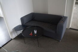 Reol med indhold af diverse kontorartikler, m.v.