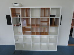 2 stk. Reoler med indhold