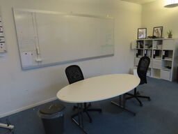 Ovaltbord inkl. 2 stk. Stole, whiteboard, m.v.