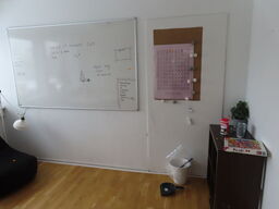 Bord, stole, whiteboard, m.v.