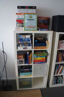 Reol med indhold af diverse spil