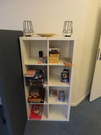 Reol med indhold af diverse spil