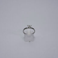 Brillantring af 9 kt. hvidguld prydet med diamanter