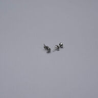 Et par ørestikker af 14 kt hvidguld