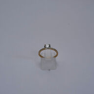 Ring af 14 kt guld, med brillantslebene laboratorieskabte diamanter