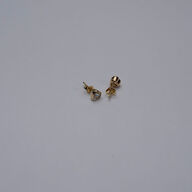 Et par ørestikker af 14 kt guld, hver prydet med en laboratorieskabt diamant, samlet ca 0.79 ct,