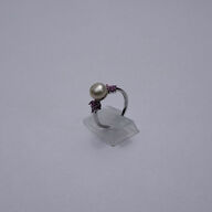 Ring af 9 kt. hvidguld med safir, ferskvandsperle samt brillanter i alt 0,044 ct,