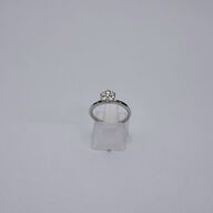 Brillantring af 9 kt. hvidguld prydet med dråbeslebne og brillantslebne diamanter med på ialt ca. 0.31 ct.