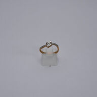 Diamantring af 9 kt. guld. Prydet med baguette og brillantslebne diamanter, ialt ca. 0.19 ct.