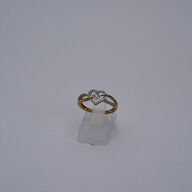 Brillantring af 9 kt. guld med front udformet som et hjerte prydet med mindre brillantslebne diamanter på ialt ca. 0.21 ct.