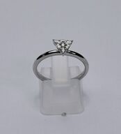 Brillantring af 9 kt. hvidguld prydet med diamanter