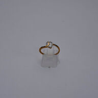 Brillantring af 9 kt. guld prydet med brillanter