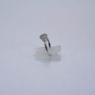 Brillantring af 9 kt. guld prydet med en brillantslebne diamanter