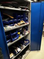 Stålskab med indhold